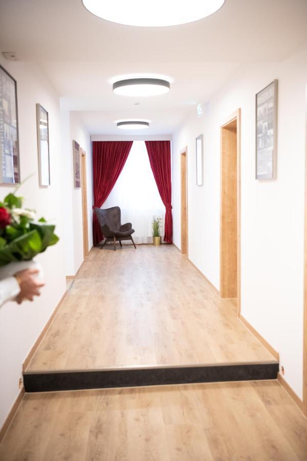 Hotel Zu Den Drei Kronen Seligenstadt Esterno foto