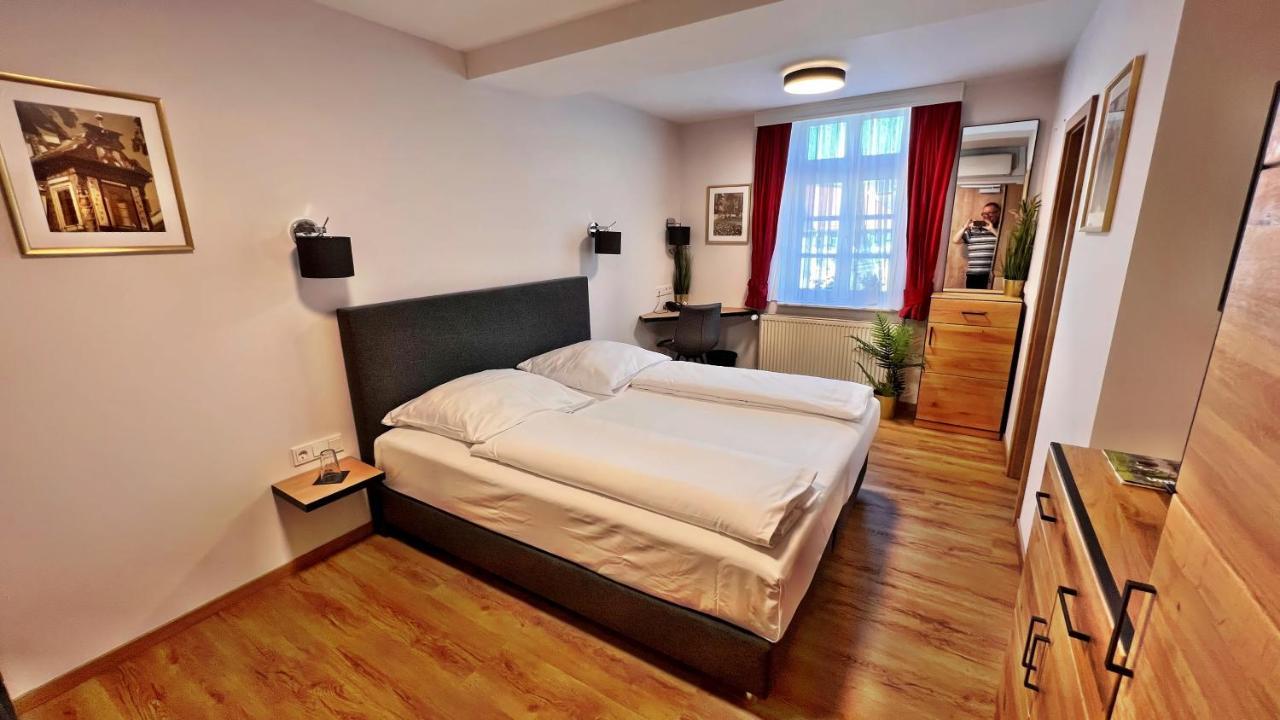 Hotel Zu Den Drei Kronen Seligenstadt Esterno foto