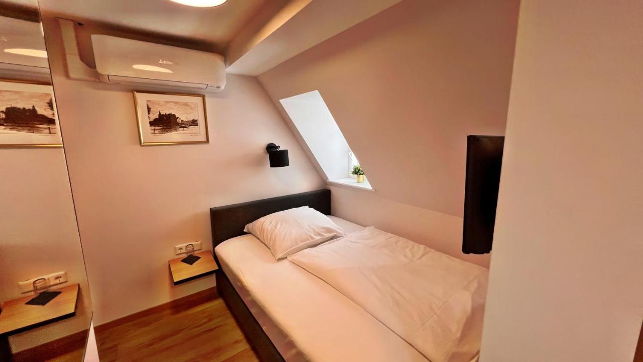 Hotel Zu Den Drei Kronen Seligenstadt Esterno foto