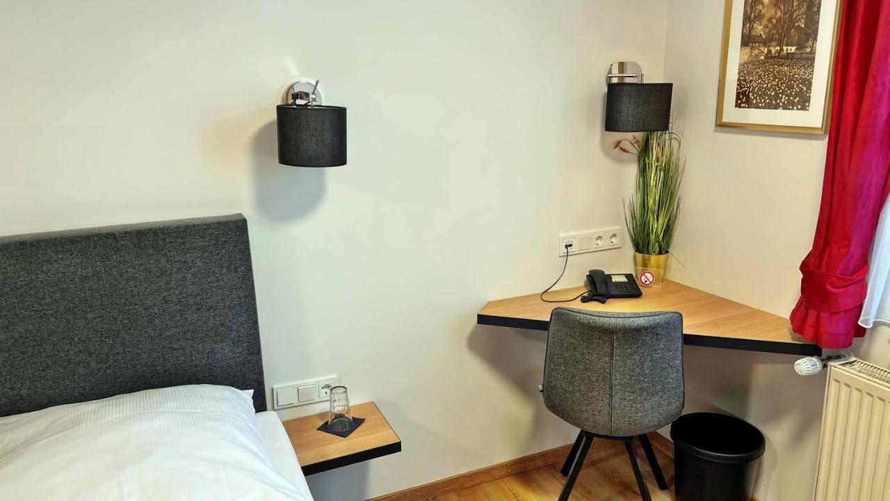 Hotel Zu Den Drei Kronen Seligenstadt Esterno foto
