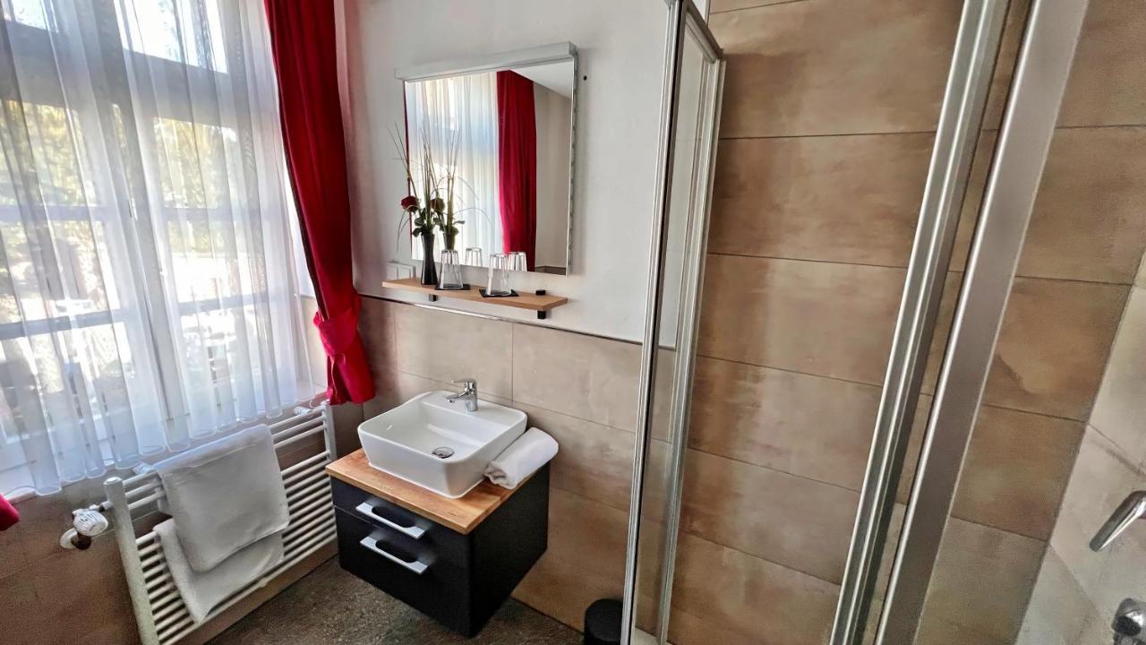 Hotel Zu Den Drei Kronen Seligenstadt Esterno foto