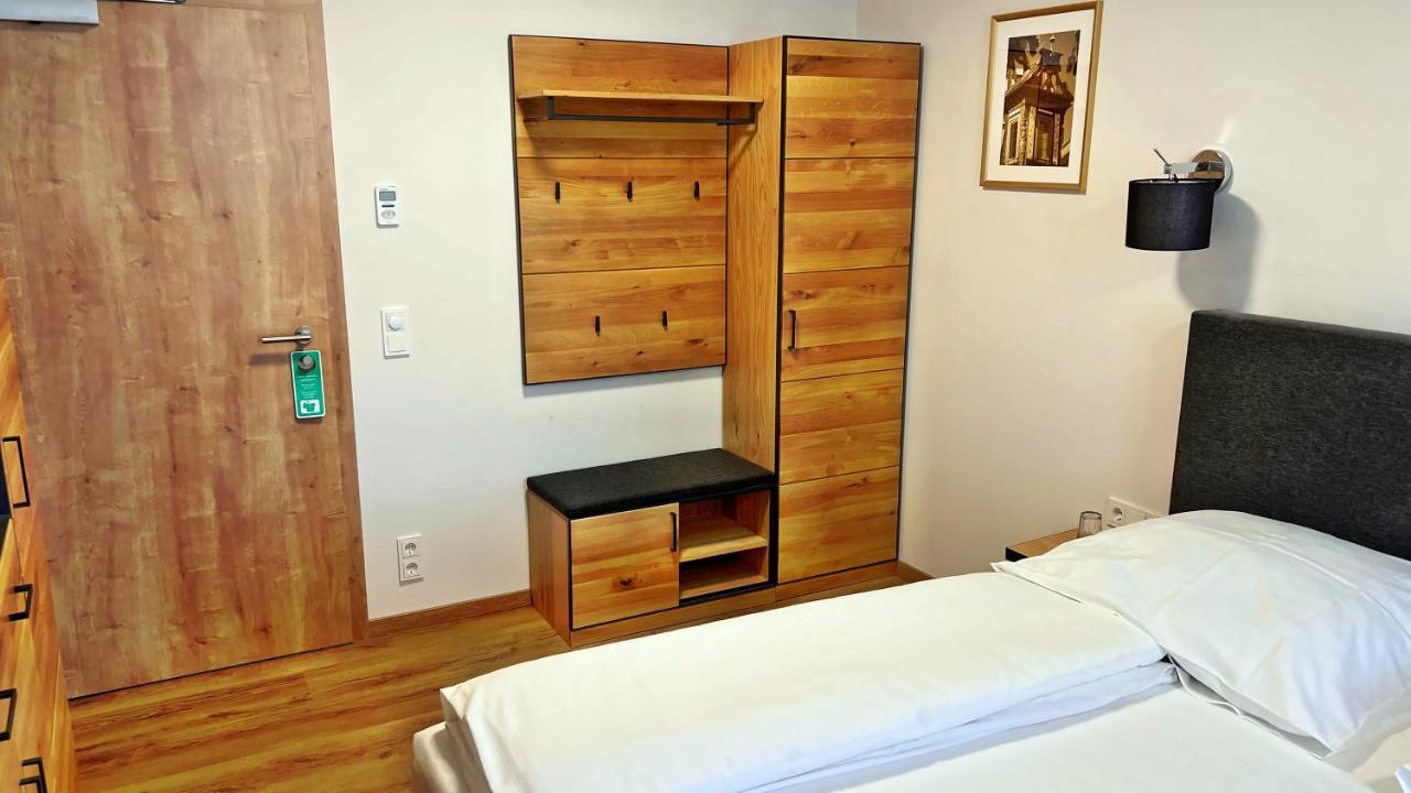 Hotel Zu Den Drei Kronen Seligenstadt Esterno foto