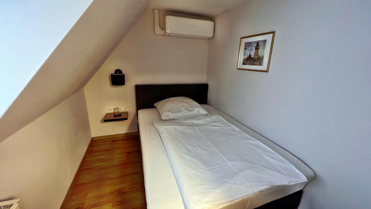 Hotel Zu Den Drei Kronen Seligenstadt Esterno foto