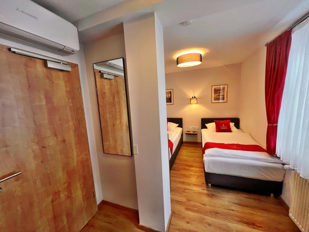 Hotel Zu Den Drei Kronen Seligenstadt Esterno foto