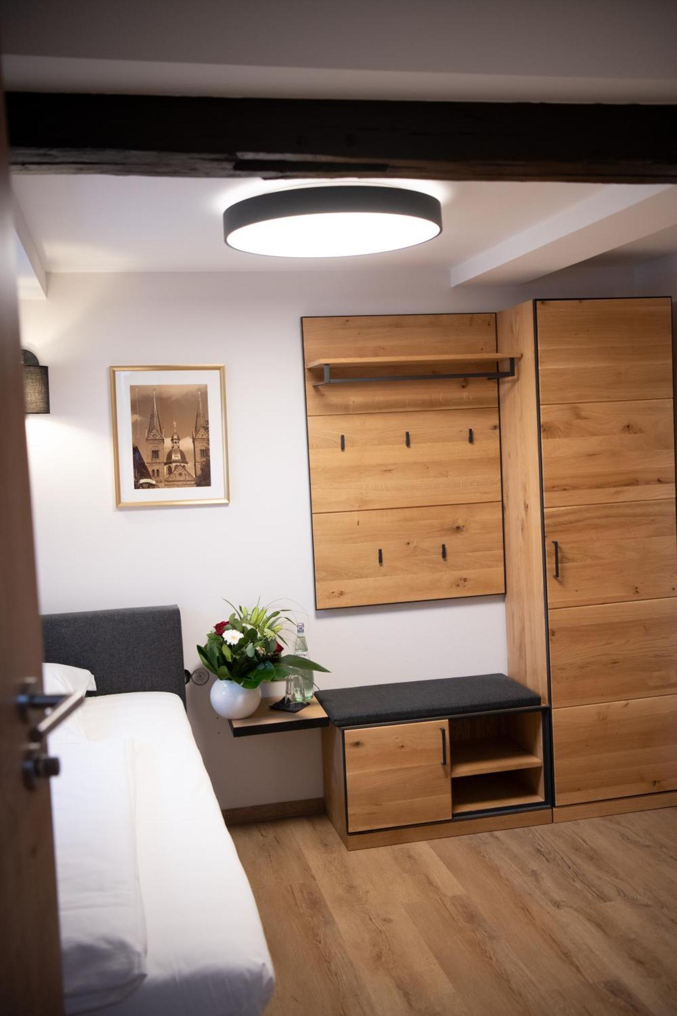 Hotel Zu Den Drei Kronen Seligenstadt Esterno foto