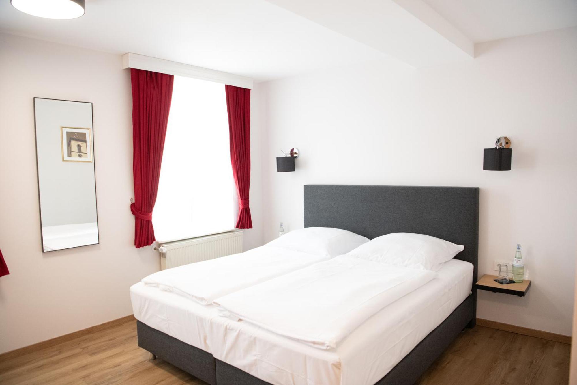 Hotel Zu Den Drei Kronen Seligenstadt Esterno foto