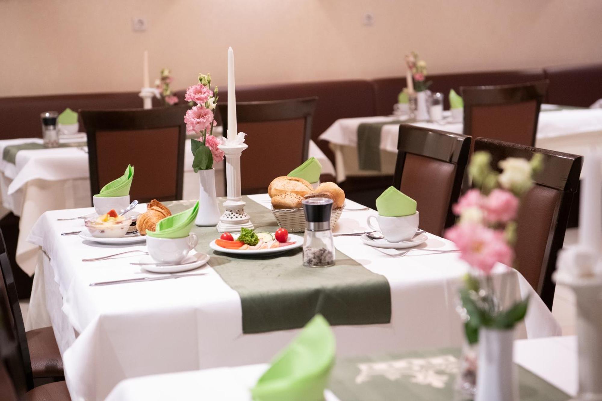 Hotel Zu Den Drei Kronen Seligenstadt Esterno foto