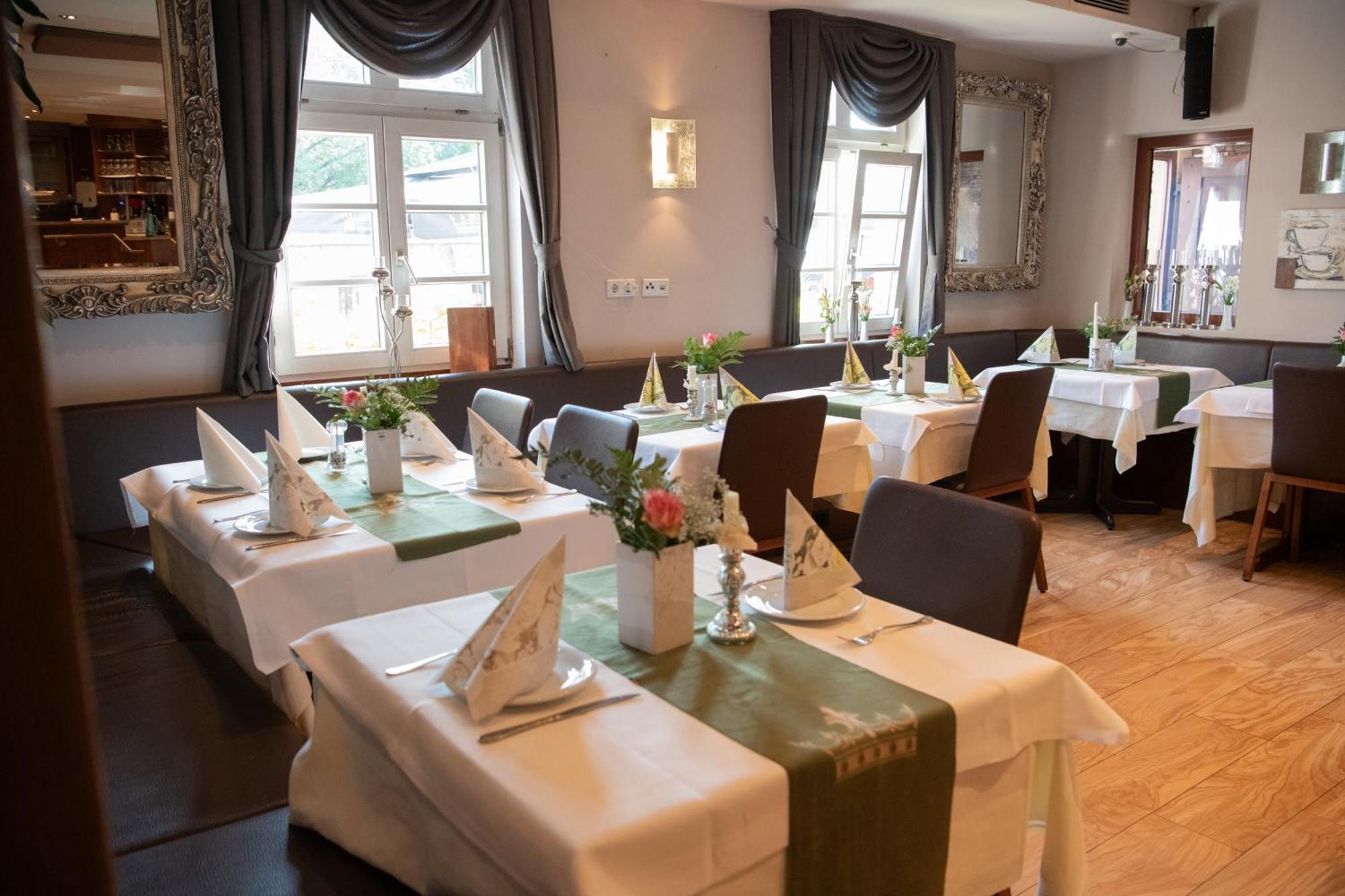 Hotel Zu Den Drei Kronen Seligenstadt Esterno foto