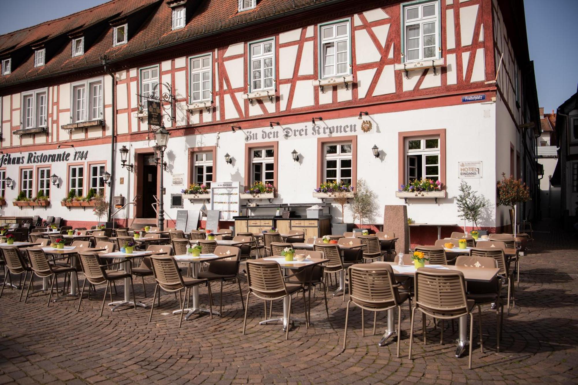 Hotel Zu Den Drei Kronen Seligenstadt Esterno foto
